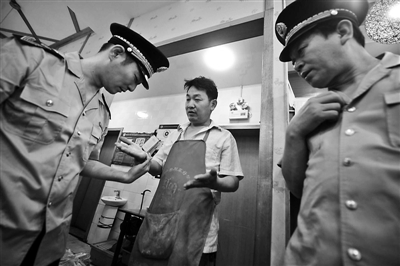 海淀两家早餐供应点违规操作被查